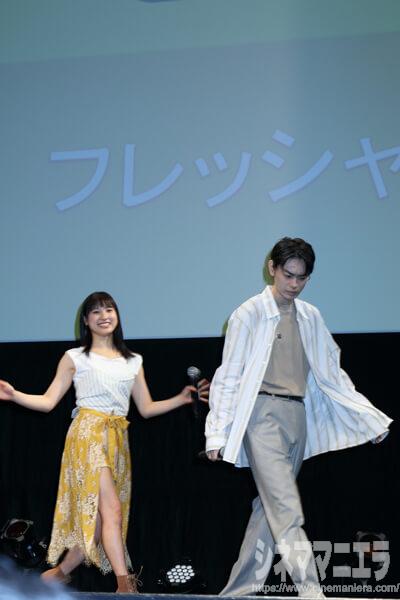 ステージに登場！真剣な表情の菅田将暉と、両手を振りながら笑顔で登場する土屋太鳳