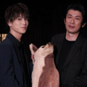 永瀬正敏×岩田剛典(EXILE、三代目 J Soul Brothers from EXILE TRIBE)、犬のオブジェを手に