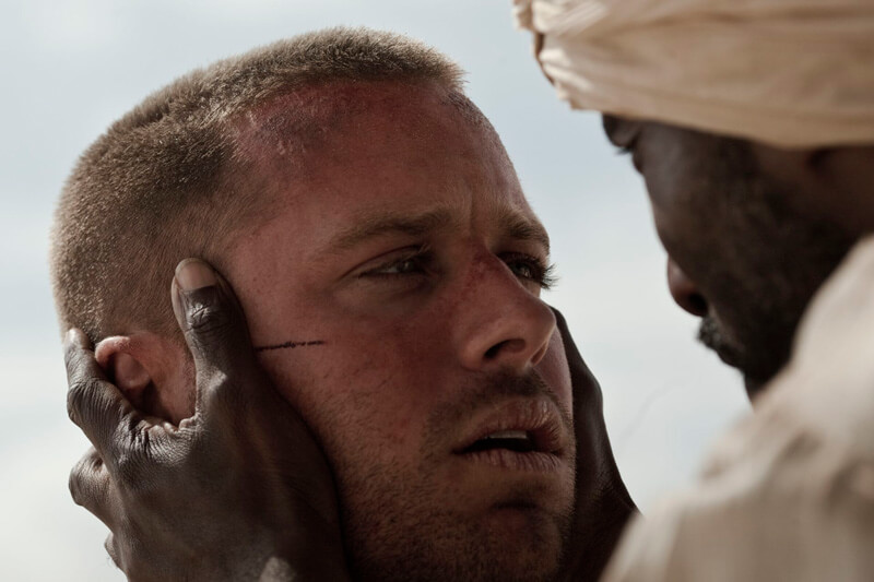 彼の前に度々姿を現す原住民、映画『ALONE／アローン』より