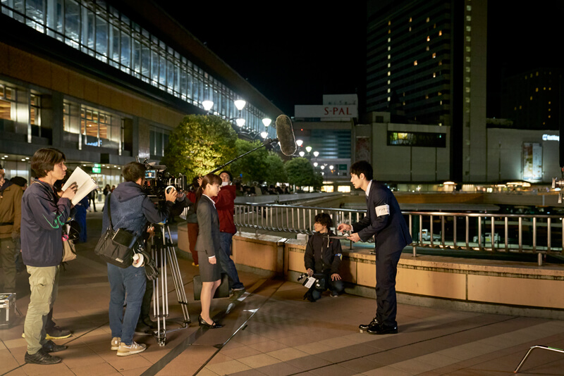 映画『アイネクライネナハトムジーク』メイキング、仙台駅前での撮影の様子
