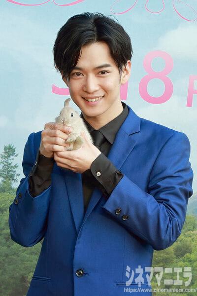 笑顔の千葉雄大、「子うさぎを顔に寄せて！」とリクエストに応じる