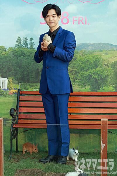 王子のような微笑みの千葉雄大（全身）と耳を垂れている子うさぎ