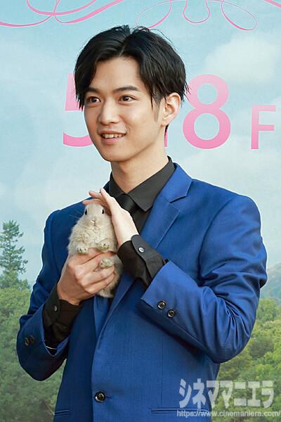 千葉雄大、「子うさぎを撫でて」のリクエストに応じる