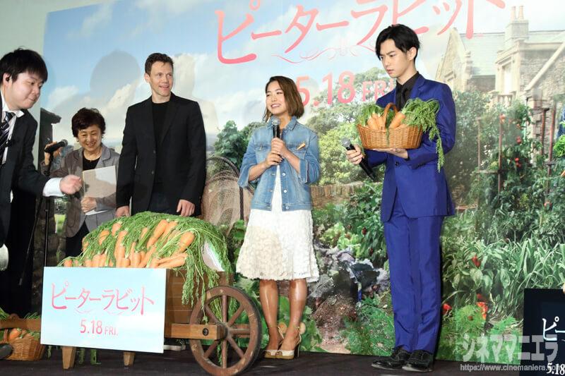 荷車に山盛りのにんじんが！