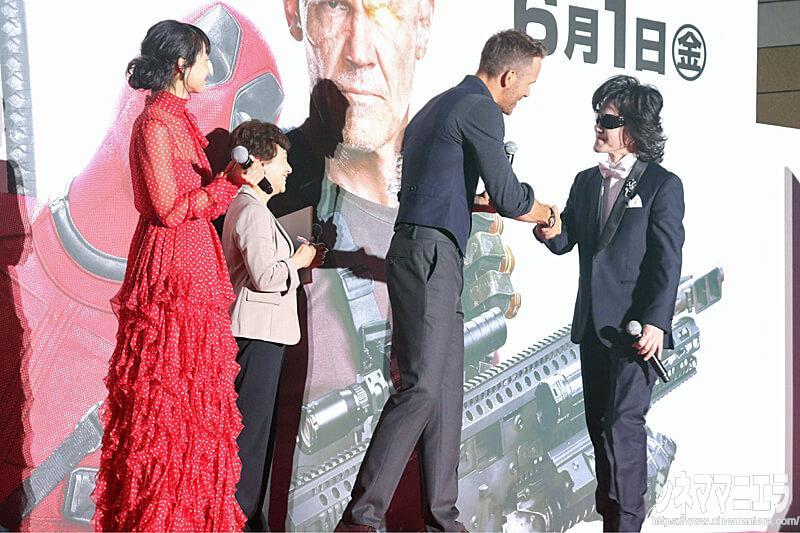 ライアン・レイノルズとToshI（X JAPAN）握手