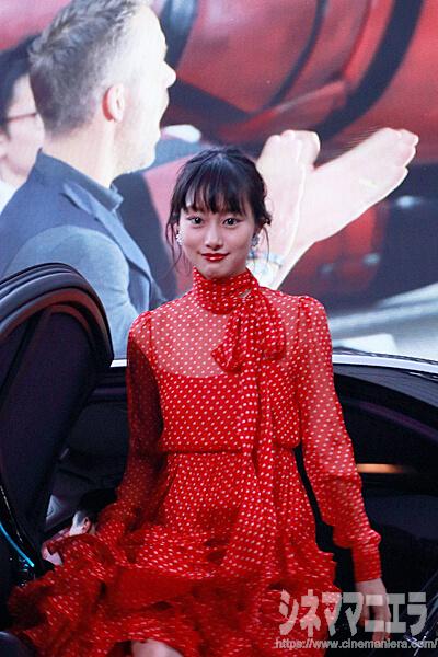 忽那汐里、リムジンを降りてレッドカーペットへ