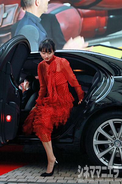 忽那汐里、リムジンが会場に到着！映画『デッドプール２』