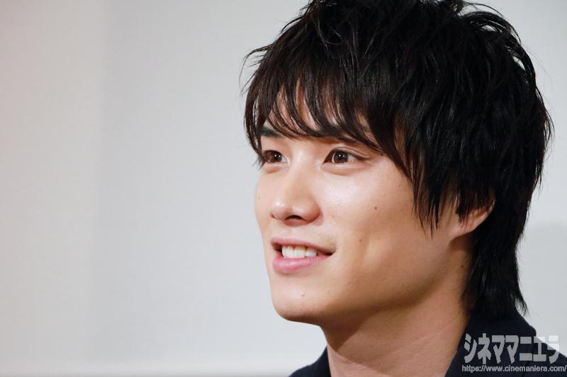 俳優の鈴木伸之「（このマスクをつけたカネキに）噛まれるシーンがあって痛かった」