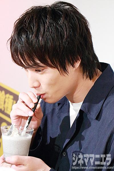 鈴木伸之、呉緒の黒ゴマバナナスムージーを飲む