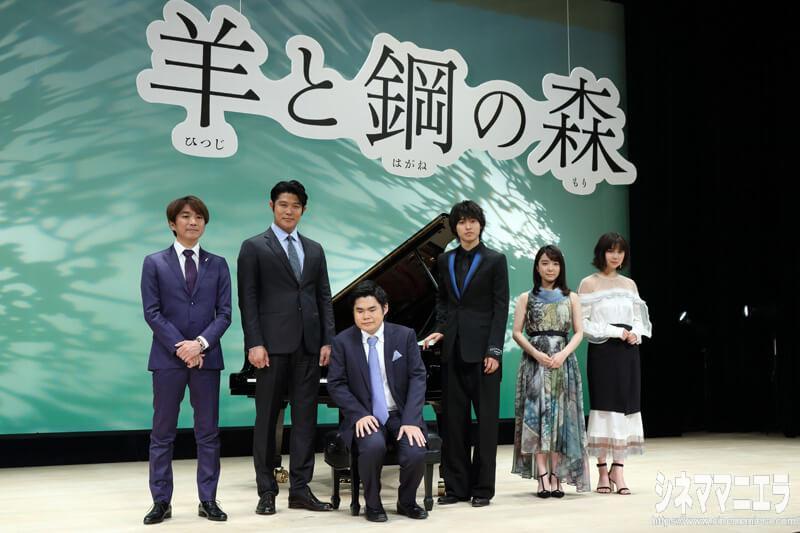 左から橋本光二郎監督、鈴木亮平、辻井伸行氏、山崎賢人、上白石萌音、上白石萌歌