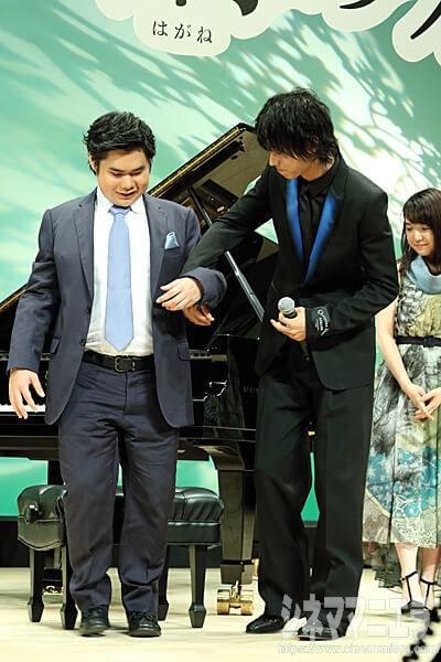 辻井伸行氏をエスコートする山﨑賢人