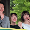 左から手を振る山﨑賢人、上白石萌音、上白石萌歌