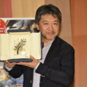 パルムドールのトロフィーを手にした是枝監督