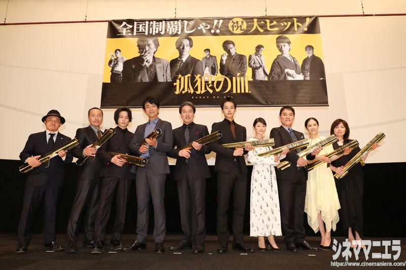 左から白石和彌監督、音尾琢真、中村倫也、江口洋介、役所広司、松坂桃李、真木よう子、ピエール瀧、阿部純子、柚月裕子