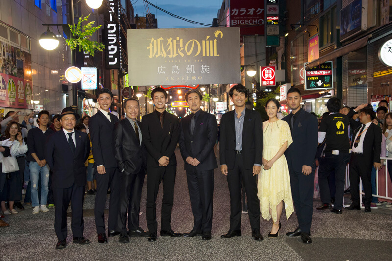 左から白石和彌監督、さいねい龍二、音尾琢真、松坂桃李、役所広司、江口洋介、阿部純子、沖原一生