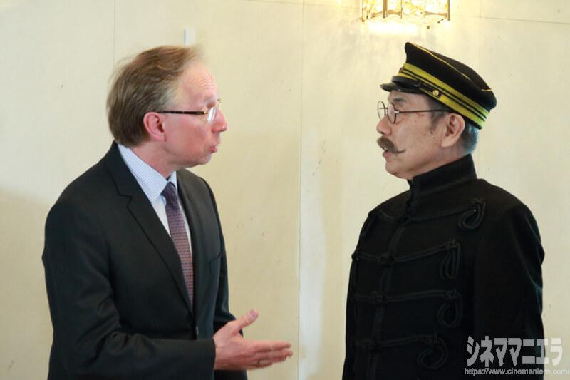 ロシア大使とイッセー尾形、日本語で会話中