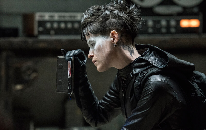 映画『ドラゴン・タトゥーの女』シリーズの最新作『蜘蛛の巣を払う女』（原題 The Girl in the Spider's Web ）の日本公開が来年に決まり、初映像が解禁となった。