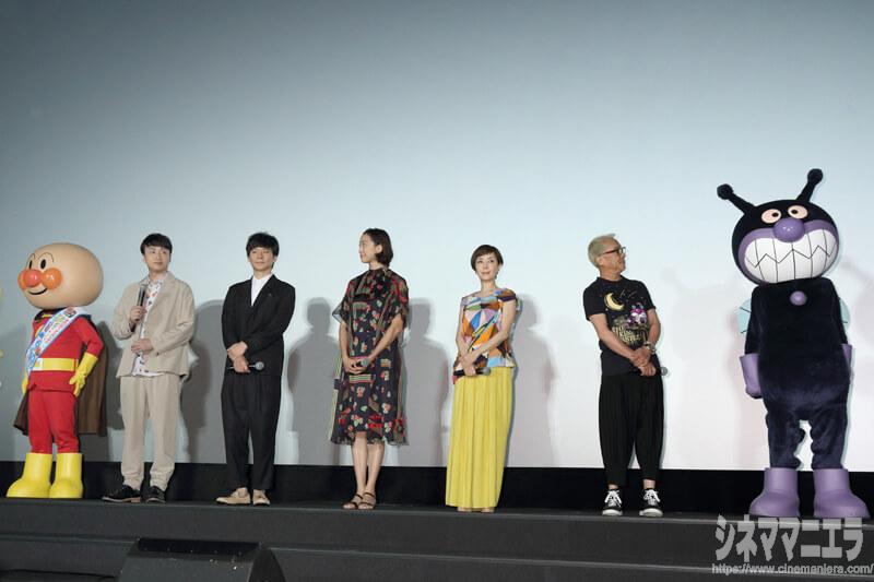 左からアンパンマン、児嶋一哉、渡部建、杏、渡部建・児嶋一哉、戸田恵子、中尾隆聖、ばいきんまん