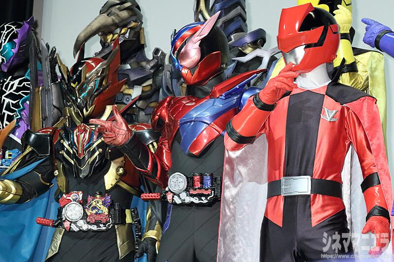左から仮面ライダーブラッド、仮面ライダービルド、パトレン１号