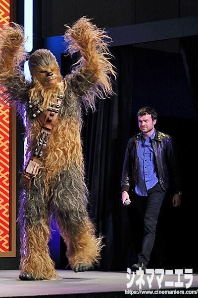 ガッツポーズで登壇するチューバッカと素顔のオールデン