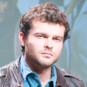 俳優のオールデン・エアエンライク [Alden Ehrenreich]が初来日