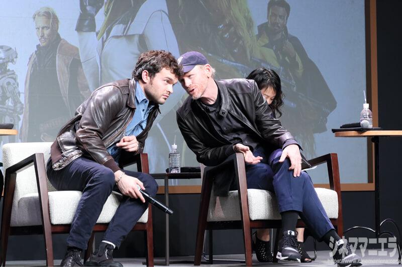 オールデンとハワード監督のヒソヒソ話?!