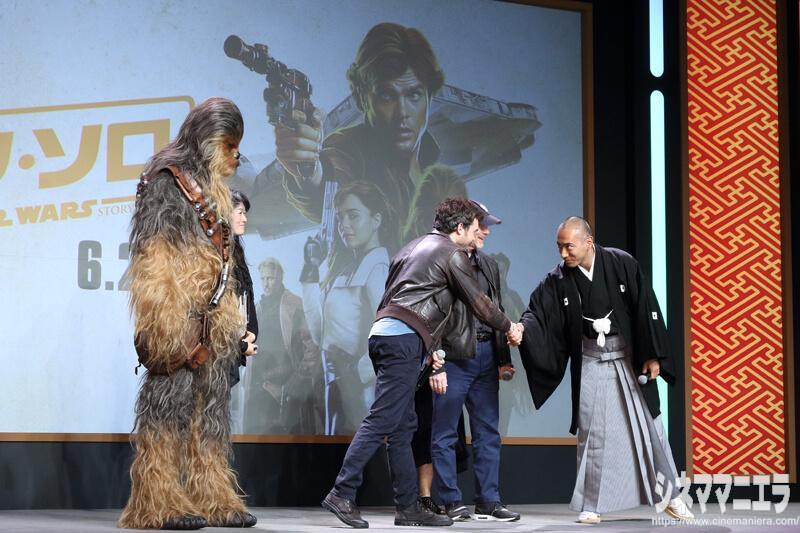 オールデン・エアエンライク [Alden Ehrenreich]と市川海老蔵が握手