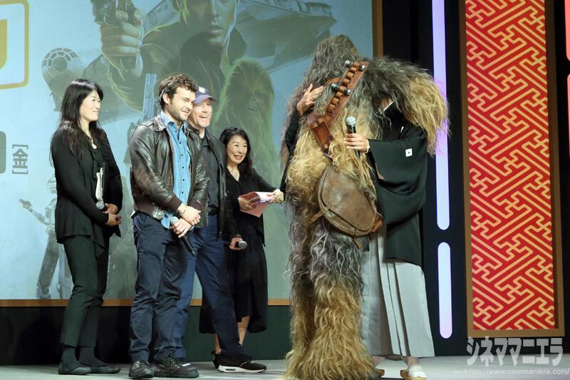 チューバッカ、市川海老蔵をハグ