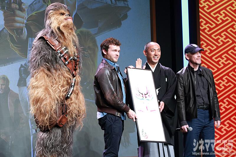 市川海老蔵が「隈取り手ぬぐい」をオールデンにプレゼント