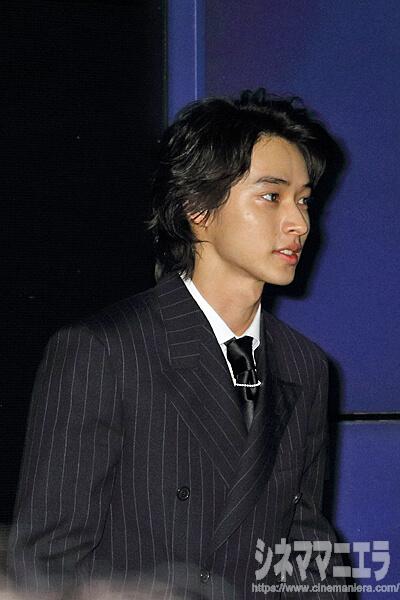 山﨑賢人、登壇直前に真っ直ぐ前を見据える！