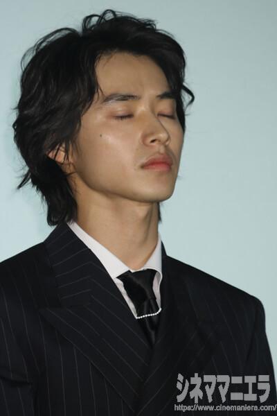 山﨑は時折、目を閉じて感慨深い表情を見せていた。