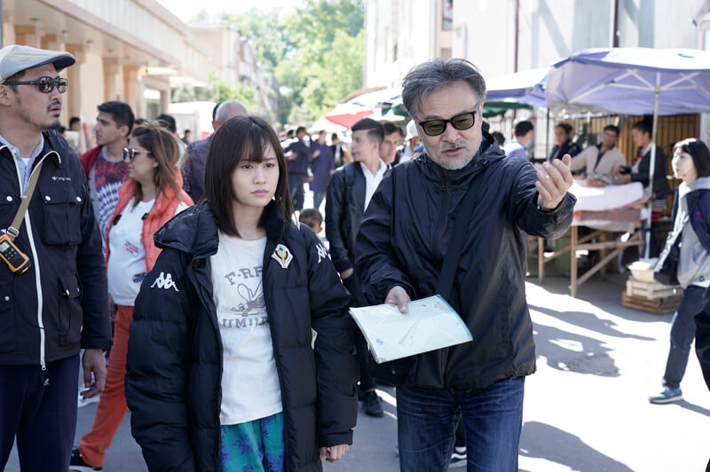 古都サマルカンドの路地にて撮影、映画『旅のおわり、世界のはじまり』メイキング写真