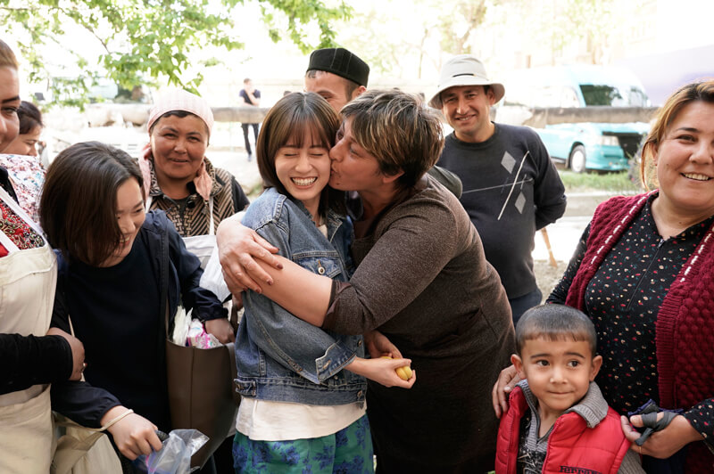 現地の女性にキスされる前田敦子、映画『旅のおわり、世界のはじまり』メイキング写真