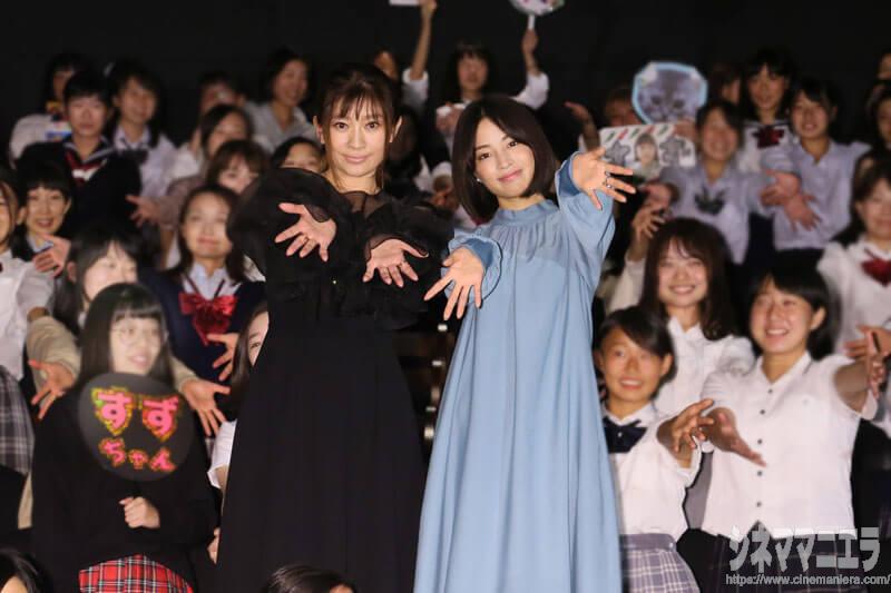 左から篠原涼子、広瀬すず