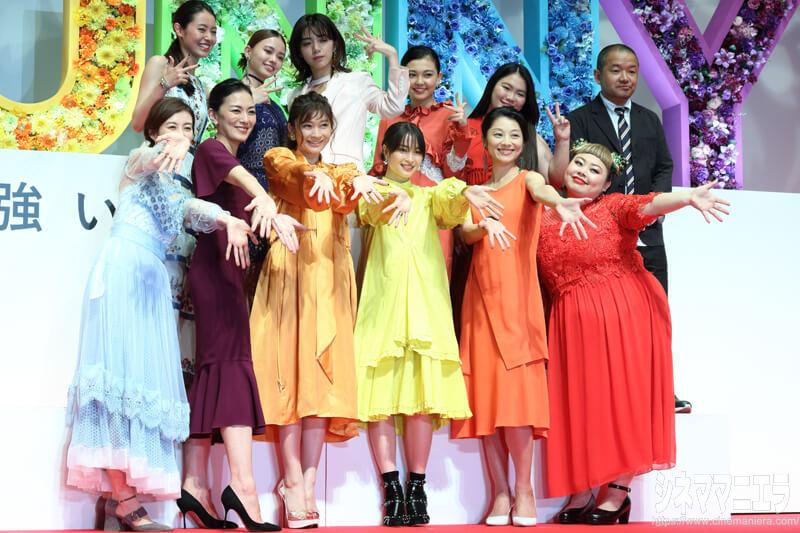 後列左から田辺桃子、山本舞香、池田エライザ、野田美桜、富田望生、大根仁監督 前列左から、ともさかりえ、板谷由夏、篠原涼子、広瀬すず、小池栄子、渡辺直美