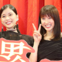 笑顔でVサインをする土屋太鳳×芳根京子『累』一人二役、二人一役を語る