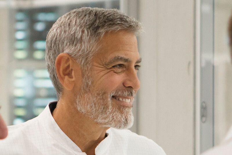 ジョージ・クルーニー[George Clooney]がスイス・ビエンヌにあるオメガ[OMEGA]の最新工房を訪問