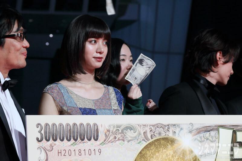 億男特製の模擬紙幣を握りしめる黒木華