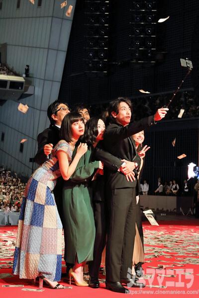 佐藤健による自撮りの様子、映画『億男』完成披露試写会にて