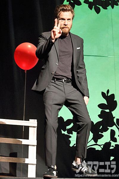 ユアン・マクレガーのVサイン