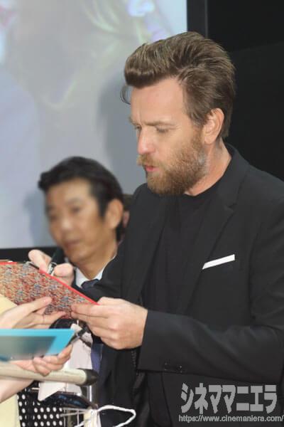 レッドカーペットにてサインに応じる、ユアン・マクレガー
