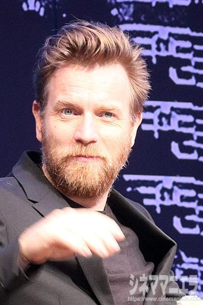 ユアン・マクレガー、ファンに手を振る表情