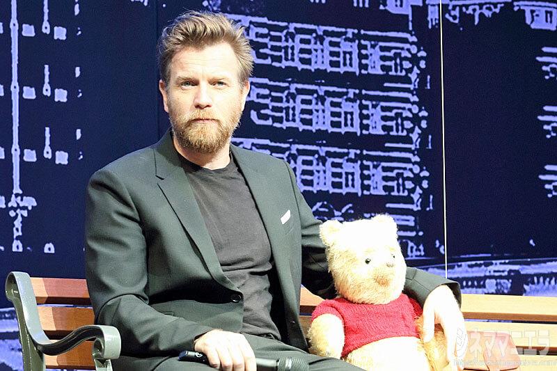 ユアン・マクレガーとくまのプーさん、ベンチにて