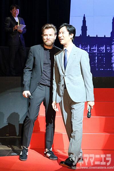 レッドカーペットにて、ユアン・マクレガーと堺雅人