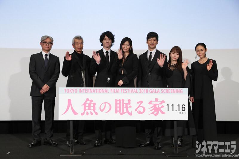 左から堤監督、田中泯、坂口健太郎、篠原涼子、西島秀俊、川栄李奈、山口紗弥加