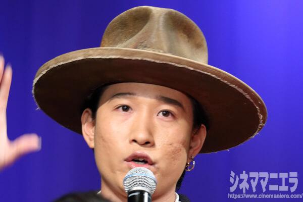 平井大は、主題歌「THE GIFT」を担当