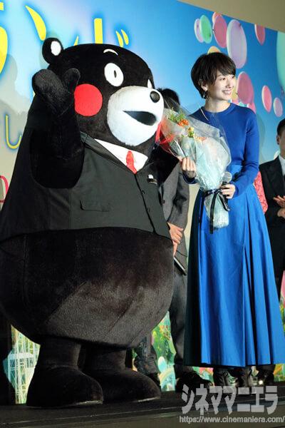 くまモン、波瑠に花束贈呈！