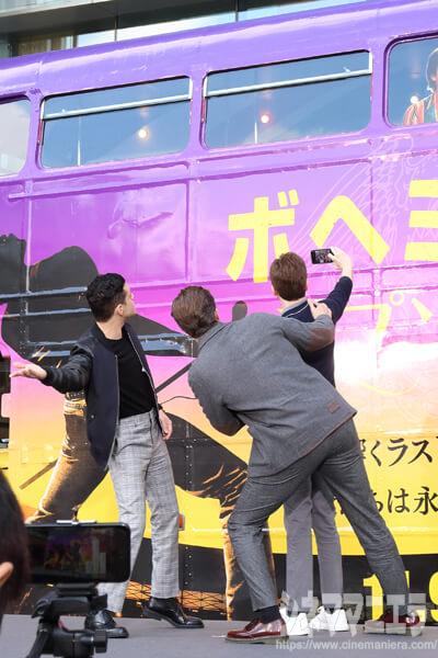 取材陣を交えてセルフィ！ラミ・マレック、グウィリム・リー、ジョー・マッゼロ