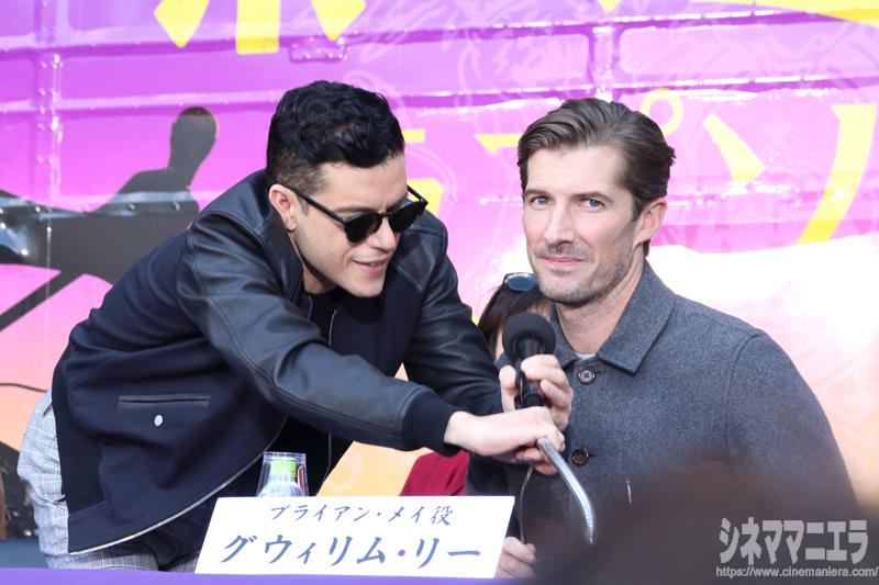 ラミがマイク位置を調整しています