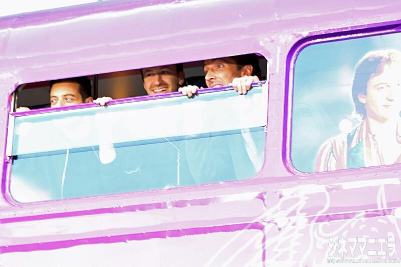 二階建てバスの窓からラミ・マレック、ジョー・マッゼロ、グウィリム・リー